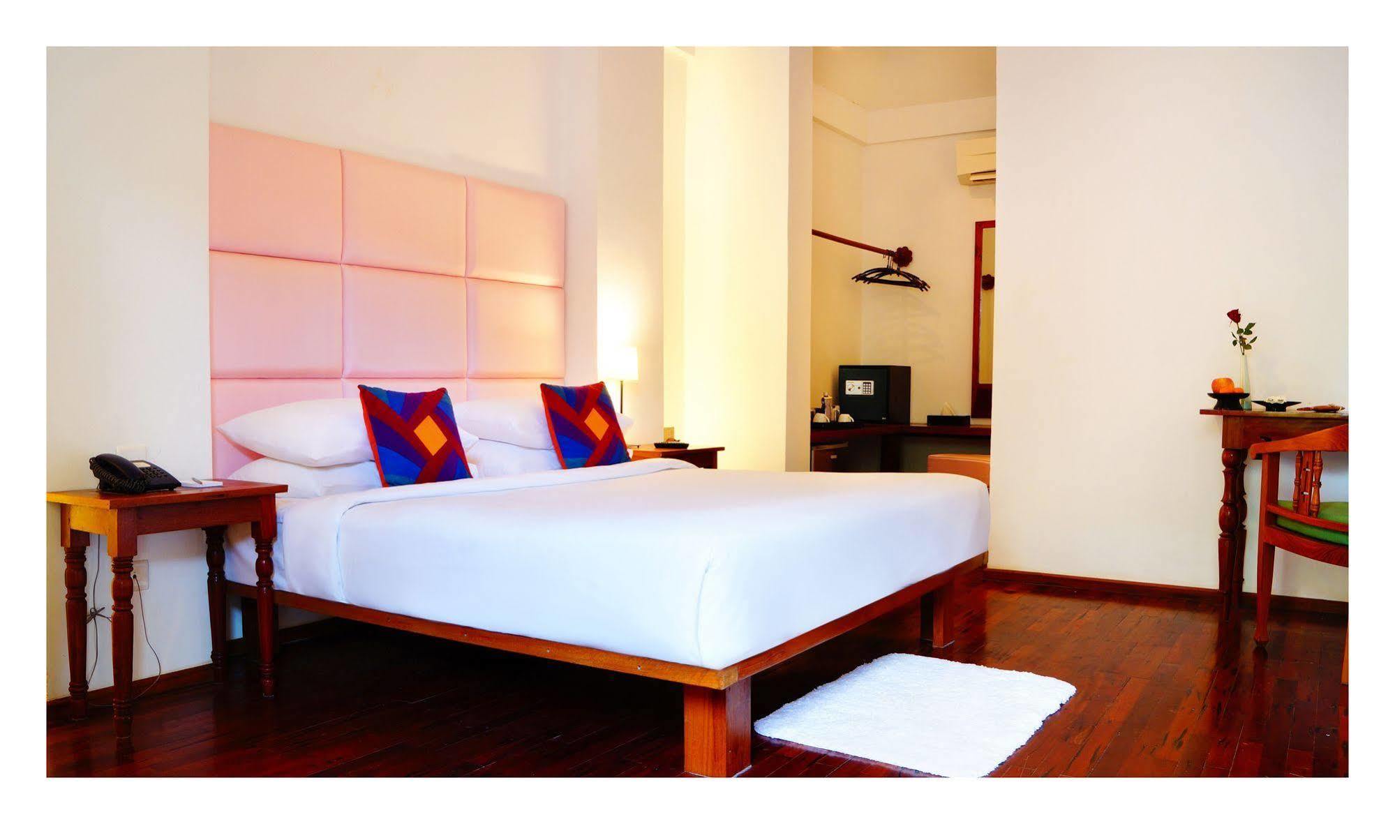 Oasis Hotel Nyaung-U Bagian luar foto